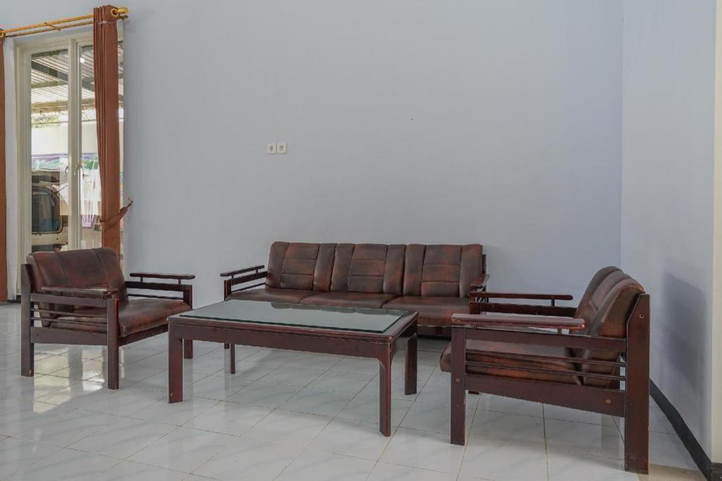 Oyo 477 Raka Residence Syariah Purwoharjo Banyuwangi Banyuwangi  Εξωτερικό φωτογραφία
